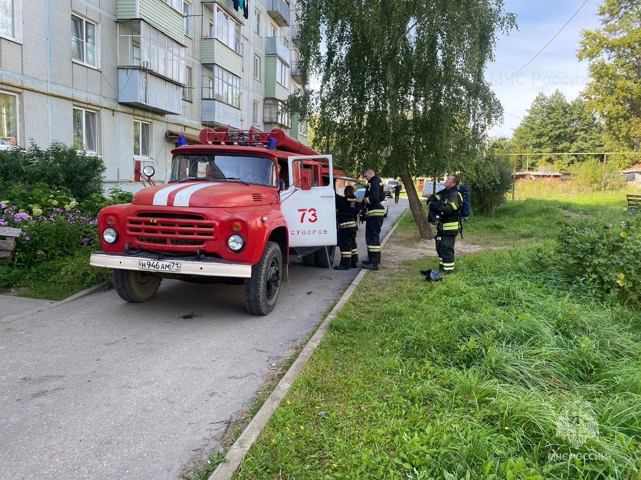 В Суворовском районе спасатели эвакуировали 12 человек из горящего дома