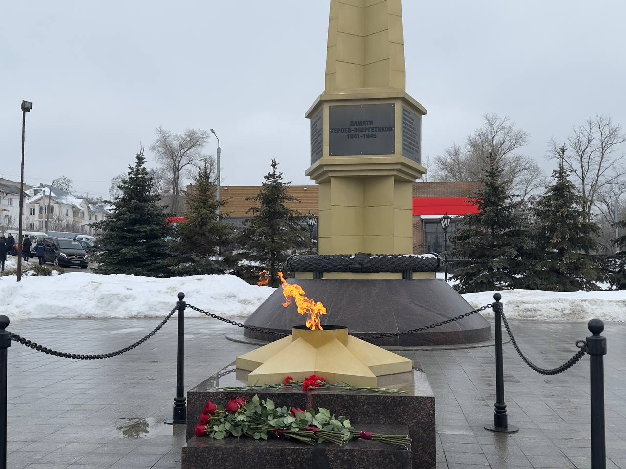 Алексей Дюмин возложил цветы к мемориалу «Памяти героев-энергетиков»