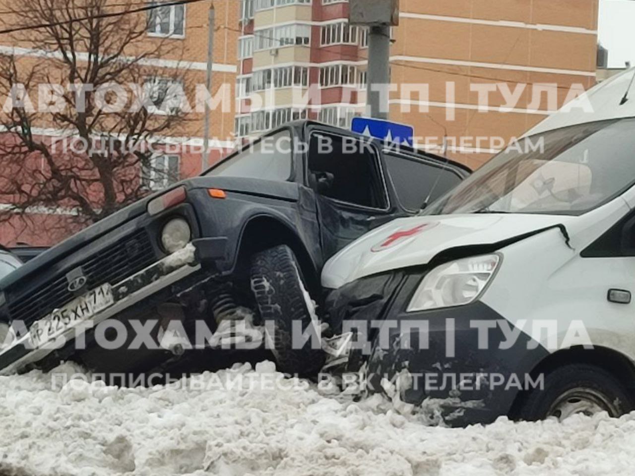 На проспекте Ленина в Туле столкнулись Niva и скорая помощь