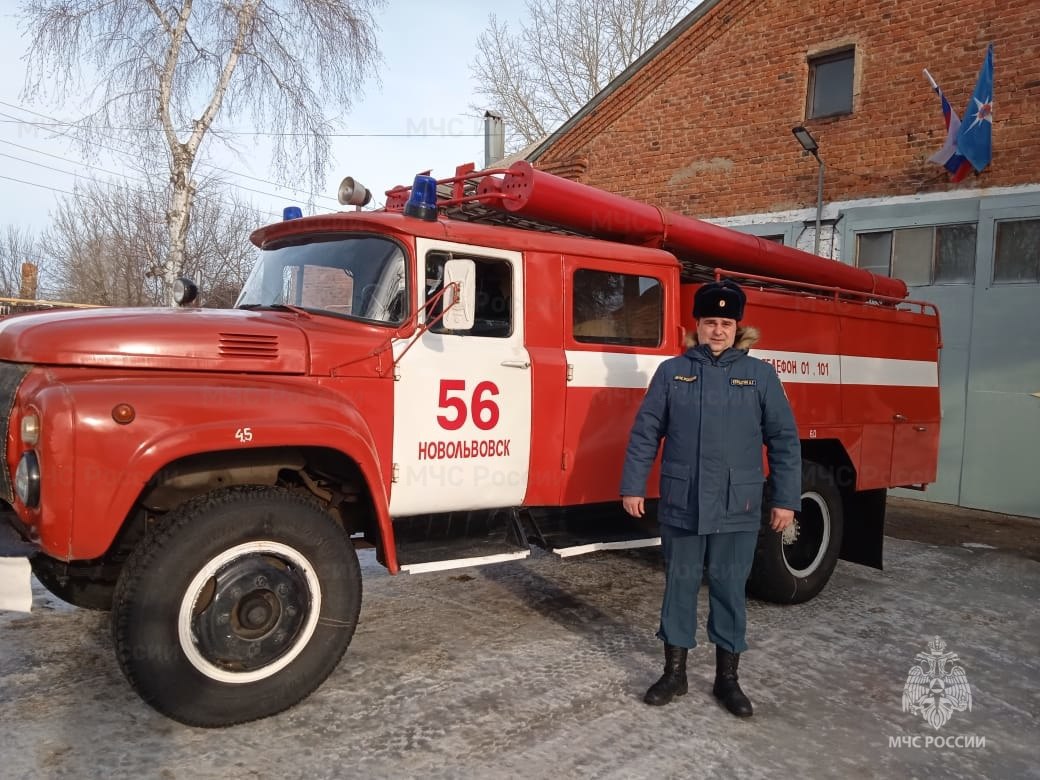 Пожарный из Кимовска в свой выходной потушил горящую баню лопатой и снегом