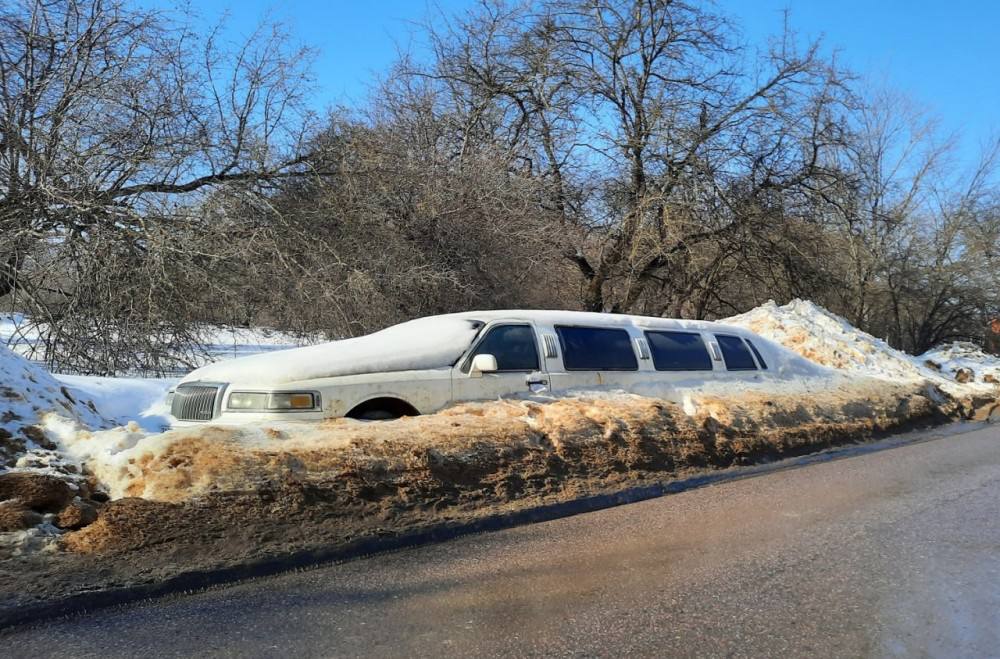 В Новомосковске обнаружили брошенный лимузин под снегом