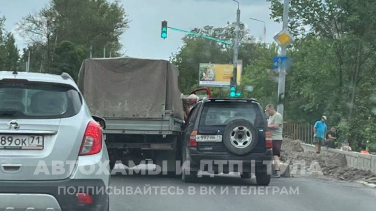 На Щекинском шоссе в Туле столкнулись ГАЗель и внедорожник