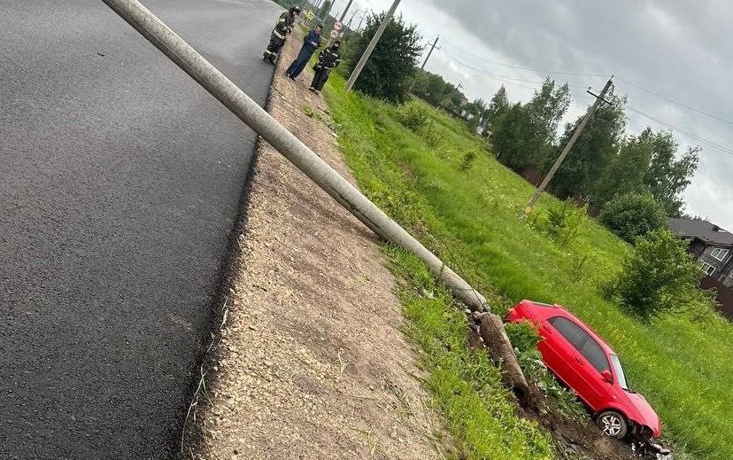 Водитель иномарки снес столб на трассе «Тула-Белев»
