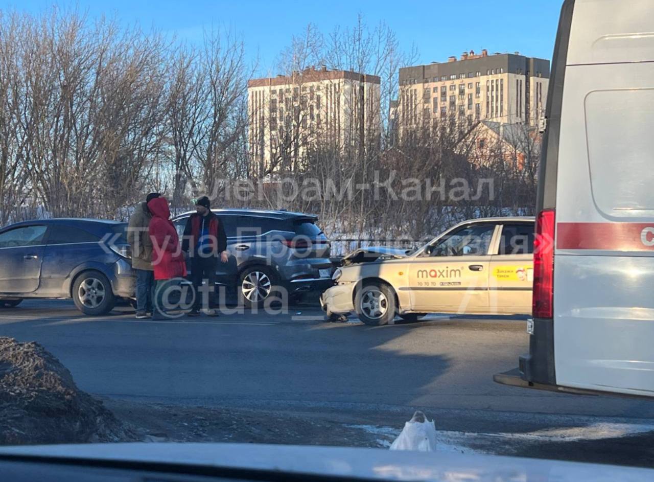 На Московском шоссе в Туле произошло ДТП с машиной такси