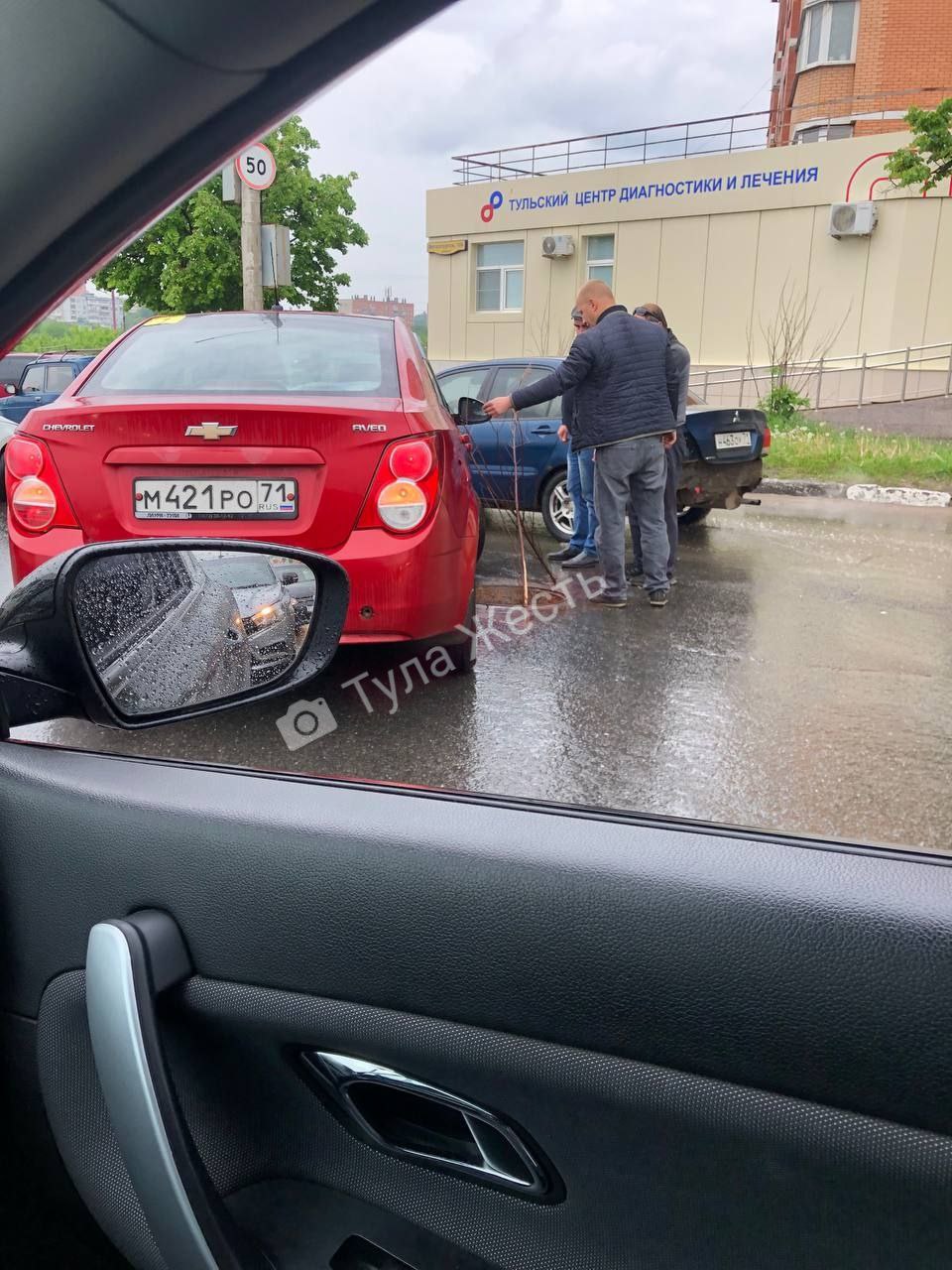 В Туле на улице Металлургов машина застряла в открытом люке - Новости Тулы  и области - 1tulatv