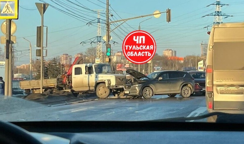 В Туле на улице Рязанской грузовик столкнулся с внедорожником