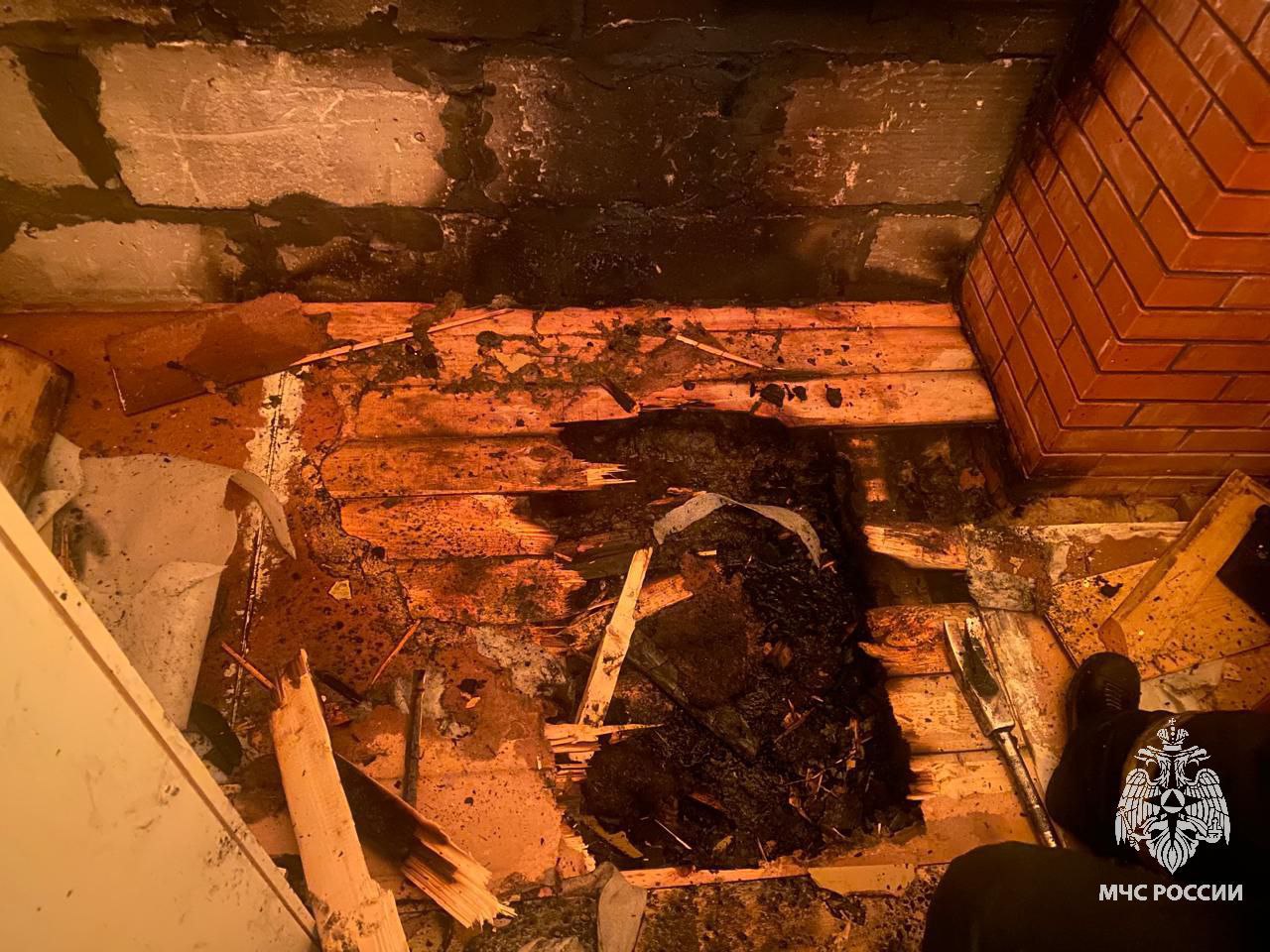 В Новомосковске спасатели потушили пожар в бане
