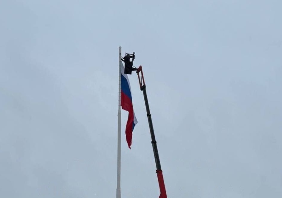 На площади Ленина в Туле приспустили государственный флаг