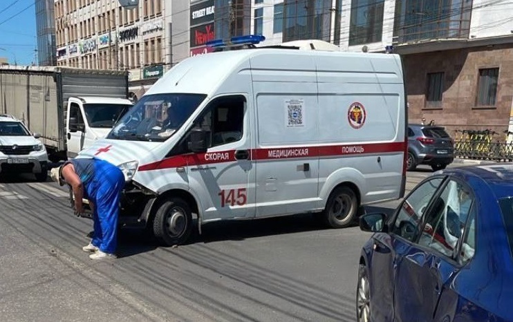 На улице Советской в Туле машина скорой помощи попала в ДТП