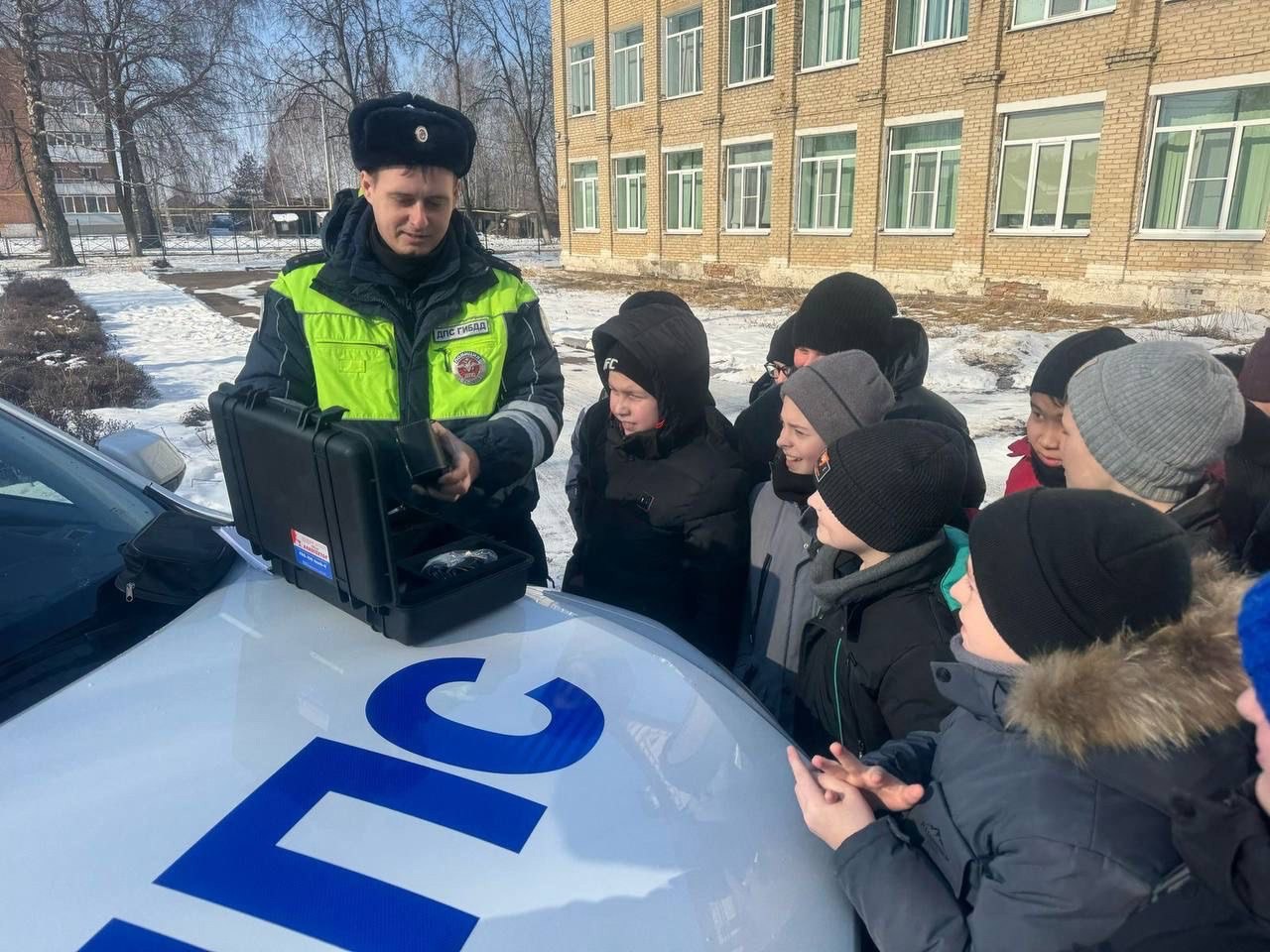 Тульским школьникам показали оснащение патрульного автомобиля ДПС