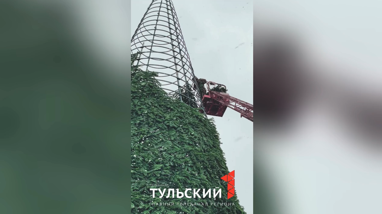 В Новомосковске показали кадры сборки новогодней елки