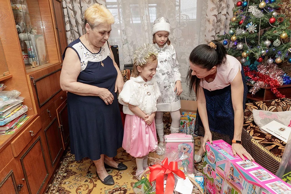 Алексей Дюмин передал новогодние подарки семье Валуевых