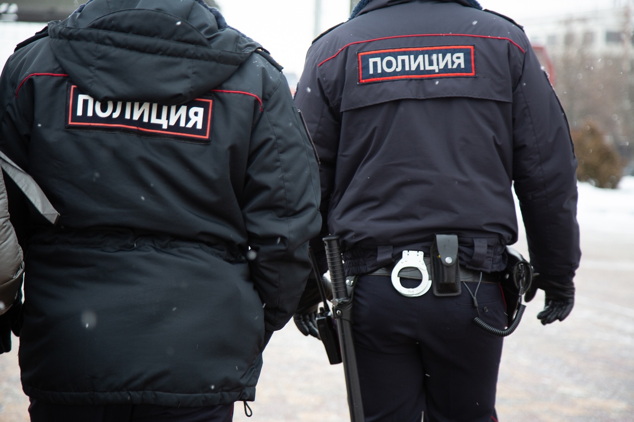 Сварщик из Москвы украл телефон из автомобиля в Новомосковске
