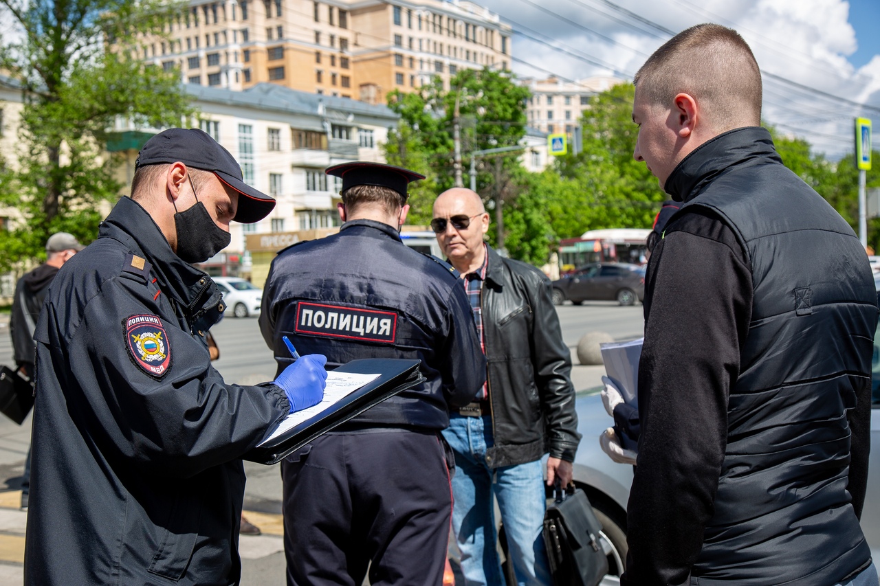 Алексей Дюмин дал поручение полиции усилить контроль за соблюдением масочного режима в регионе
