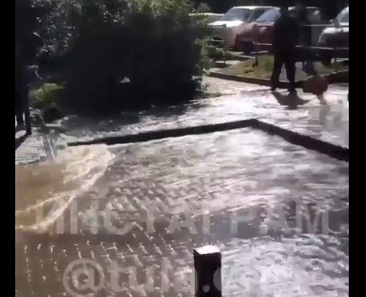 В Туле на улице Демидовской затопило дома, детскую больницу и дорогу