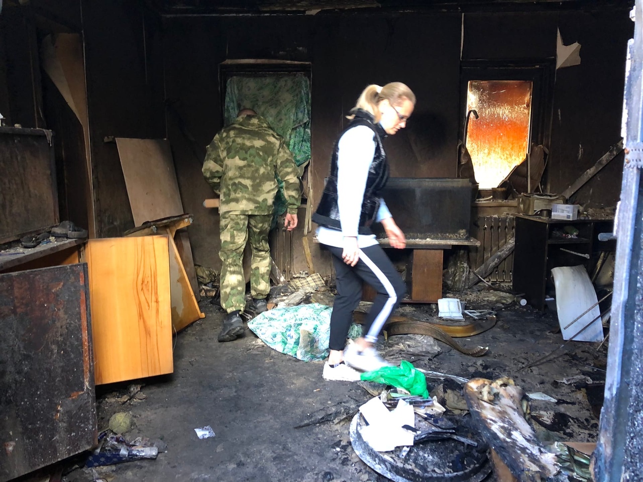 После пожара: в Туле жители сгоревшего на улице Баженова дома разбирают руины
