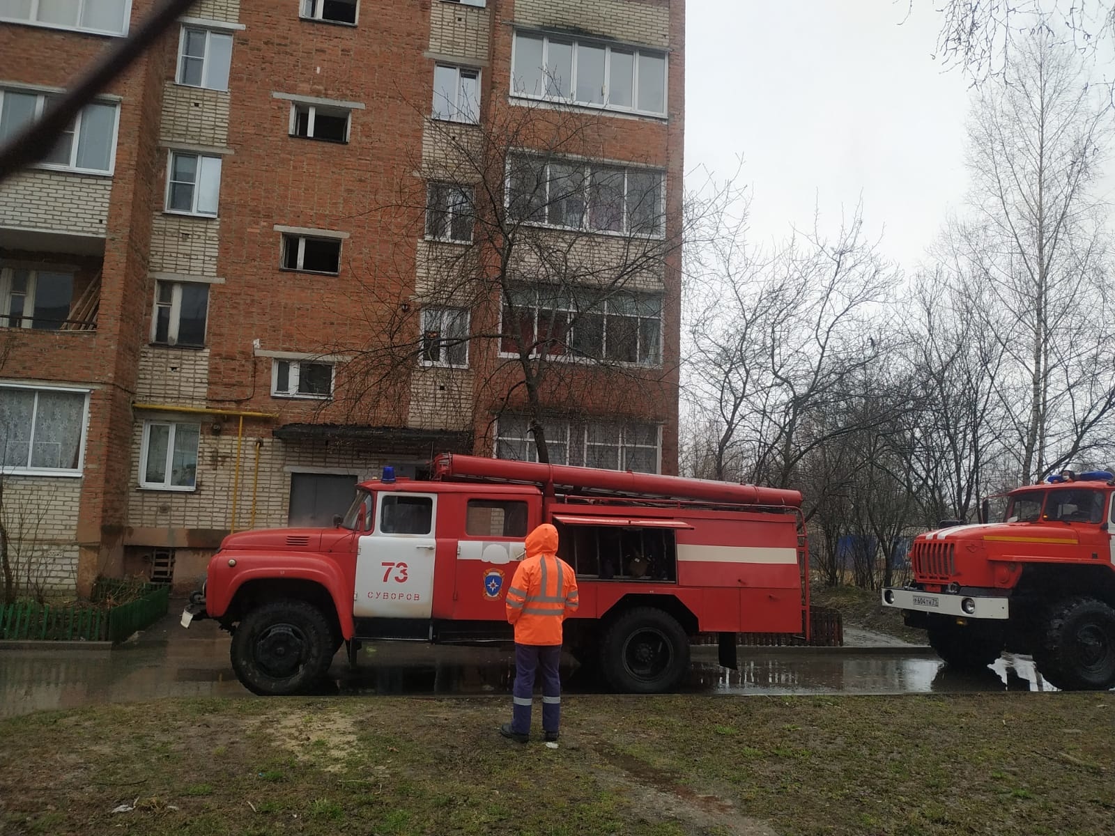 В Суворове пожарные эвакуировали из горящего дома 3 детей и 4 взрослых