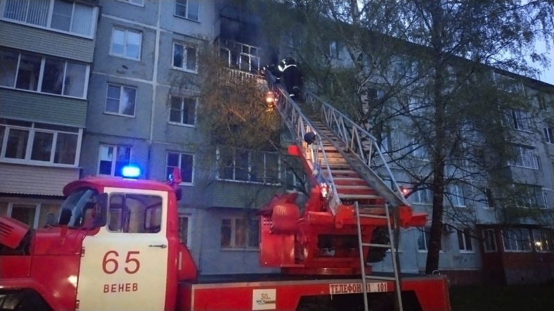 В Веневе пожарные спасли из горящего дома двух детей и двух взрослых