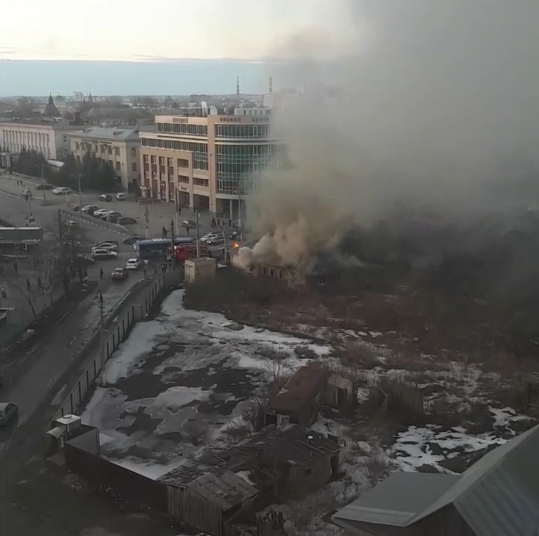 В центре Тулы загорелся жилой дом: видео
