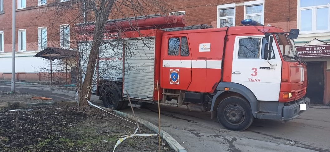 В Туле на пожаре в подвале многоквартирного дома пострадал мужчина