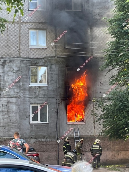 В Туле на улице Ложевой загорелся дом