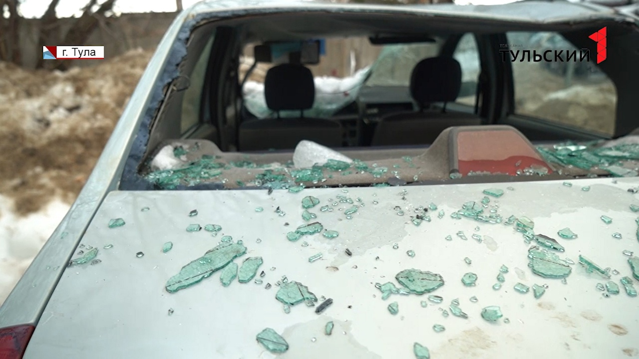 В Туле глыба льда с крыши упала на автомобиль: кто должен оплачивать ремонт в такой ситуации