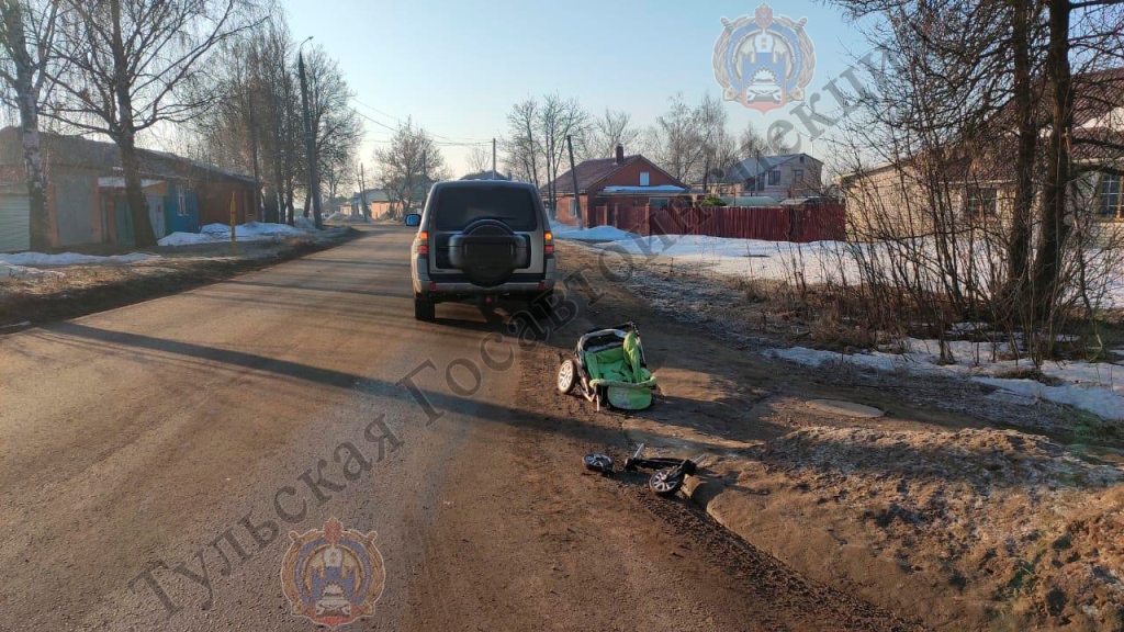 В Богородицке водитель наехал на детскую коляску с 4-летней девочкой