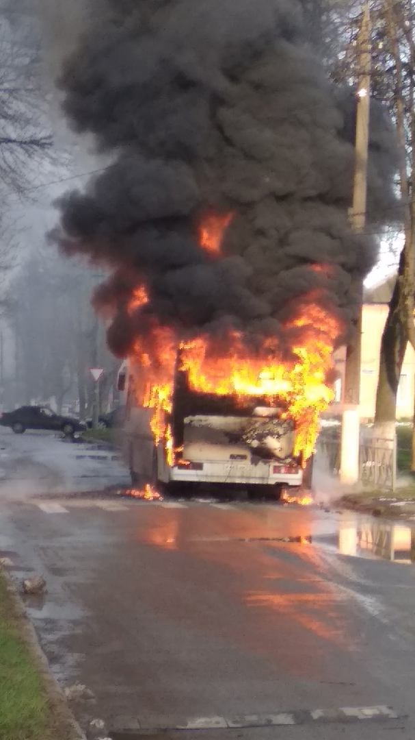 В городе Щекино сгорел пассажирский автобус