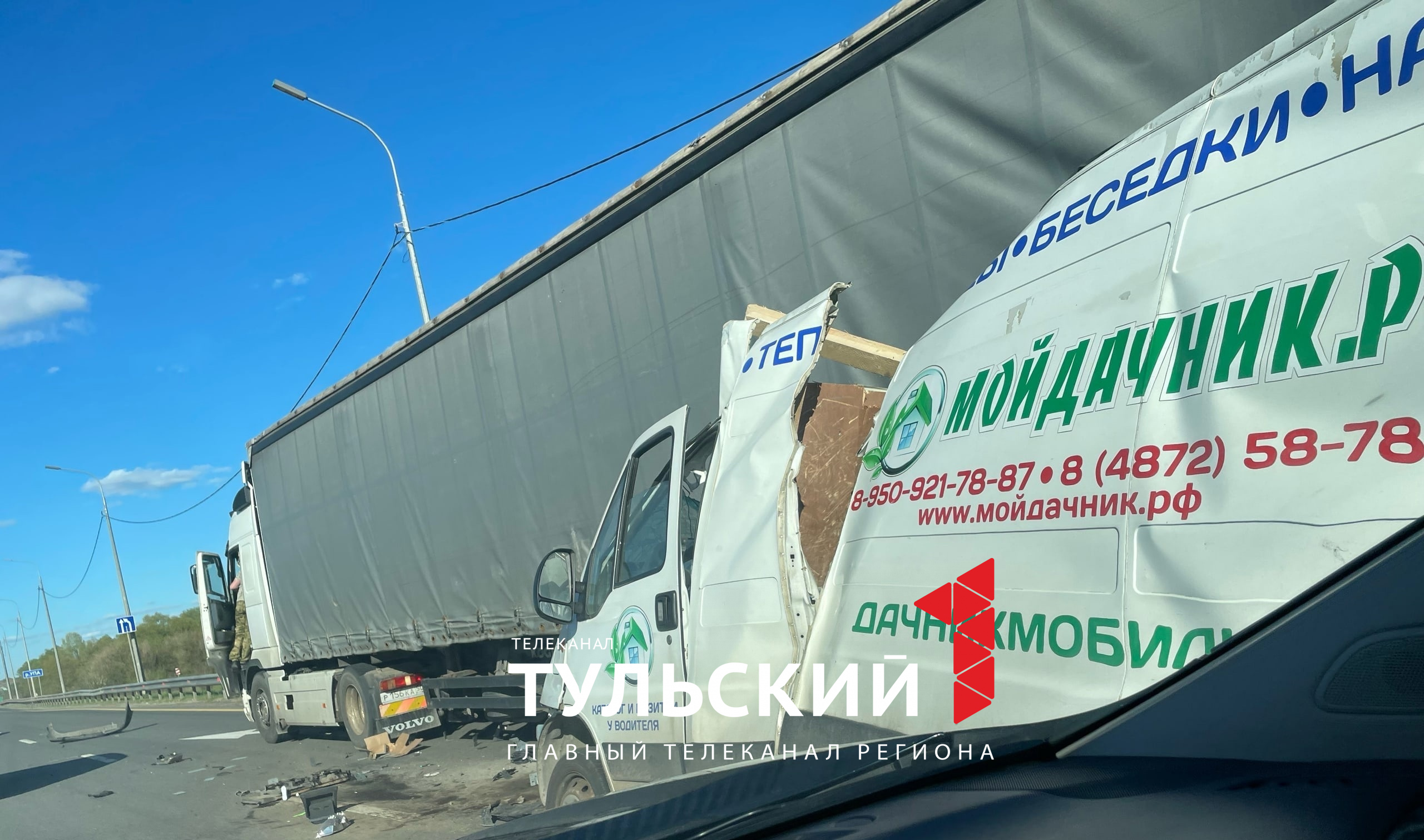 На трассе М-2 "Крым" под Тулой "Газель" столкнулась с фурой
