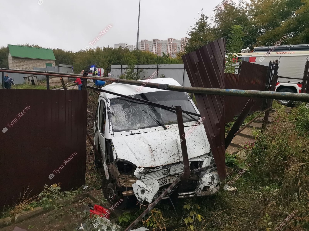 На улице Нижней Упской в Туле «ГАЗель» въехала в забор - Новости Тулы и  области - 1tulatv