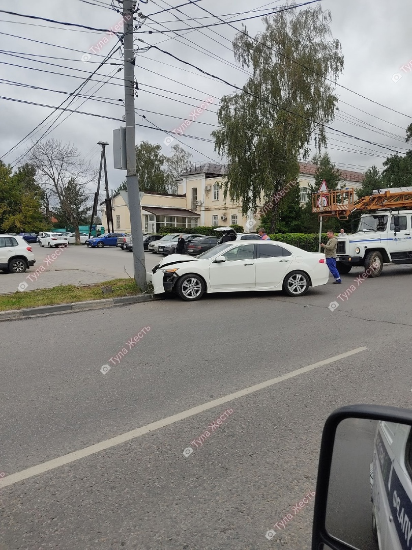 На улице Кирова в Туле иномарка врезалась в столб