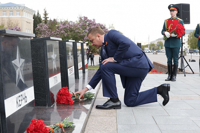 Губернатор Алексей Дюмин возложил цветы на площади Победы в Туле
