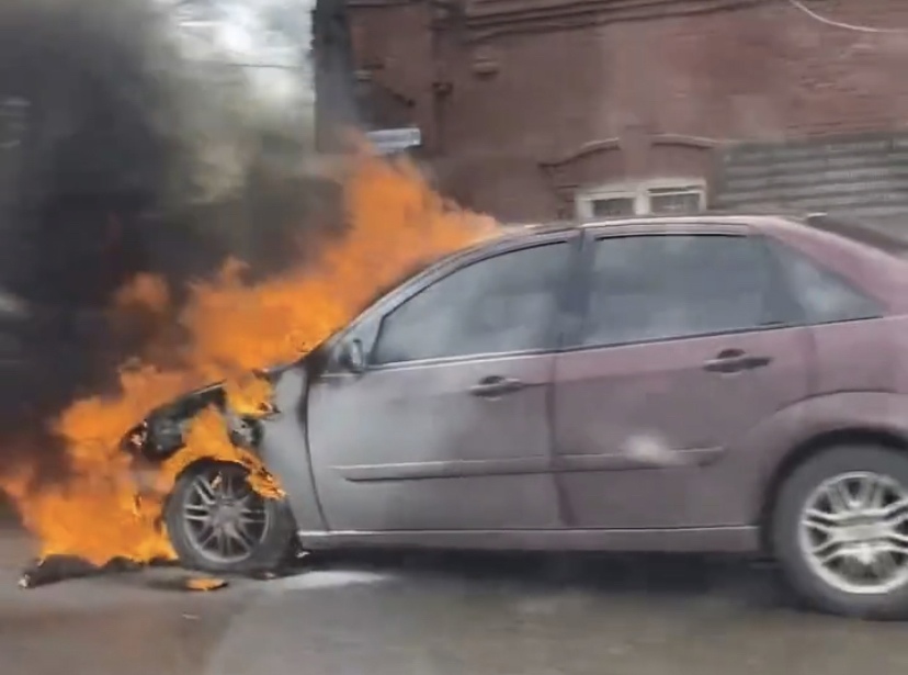 В Туле сгорел автомобиль: видео
