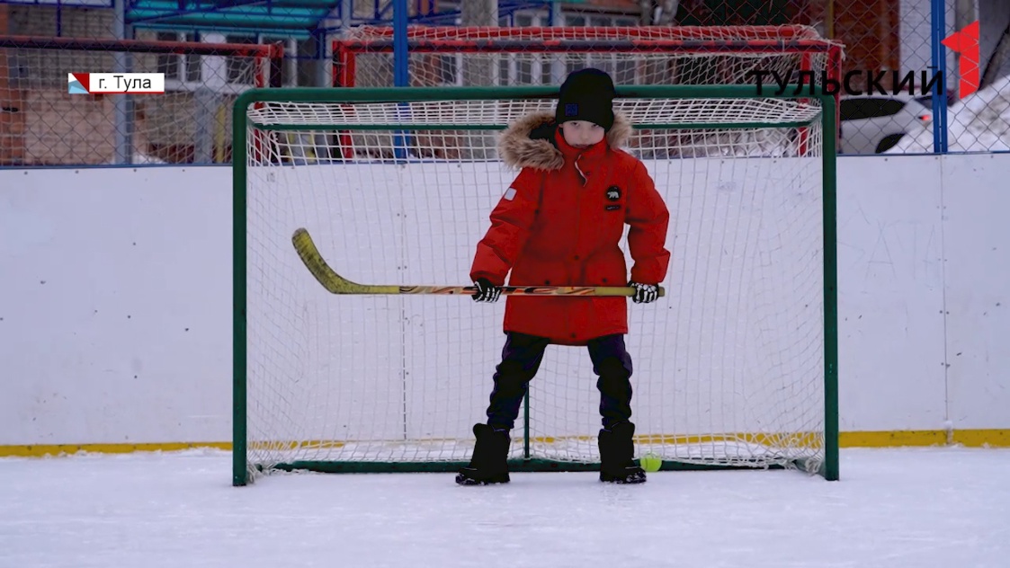 «Мама, веди меня на хоккей»: в Туле юный тренер бесплатно обучает детей управлять клюшкой и шайбой