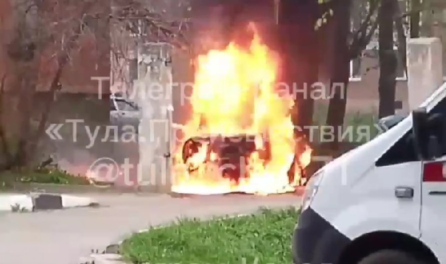 На улице Победы в Щекине загорелся автомобиль