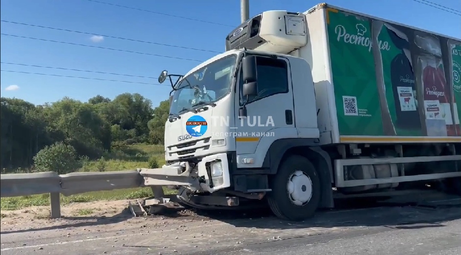Калужское шоссе в Туле встало в пробке из-за ДТП с грузовиком