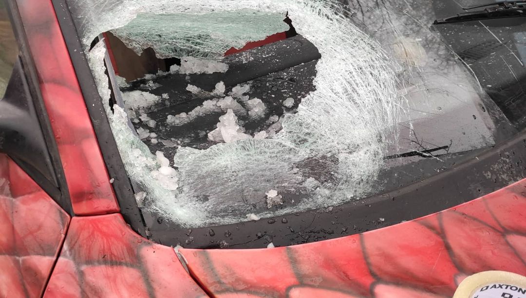 В Туле на автомобиль упала глыба льда с телебашни: видео