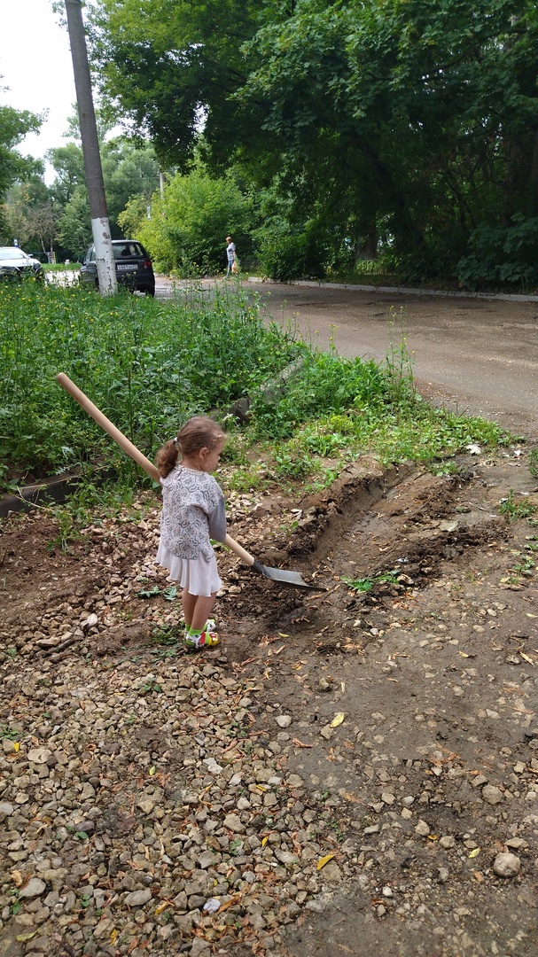 В Алексине девочка с лопатой помогла засыпать ямы на дороге