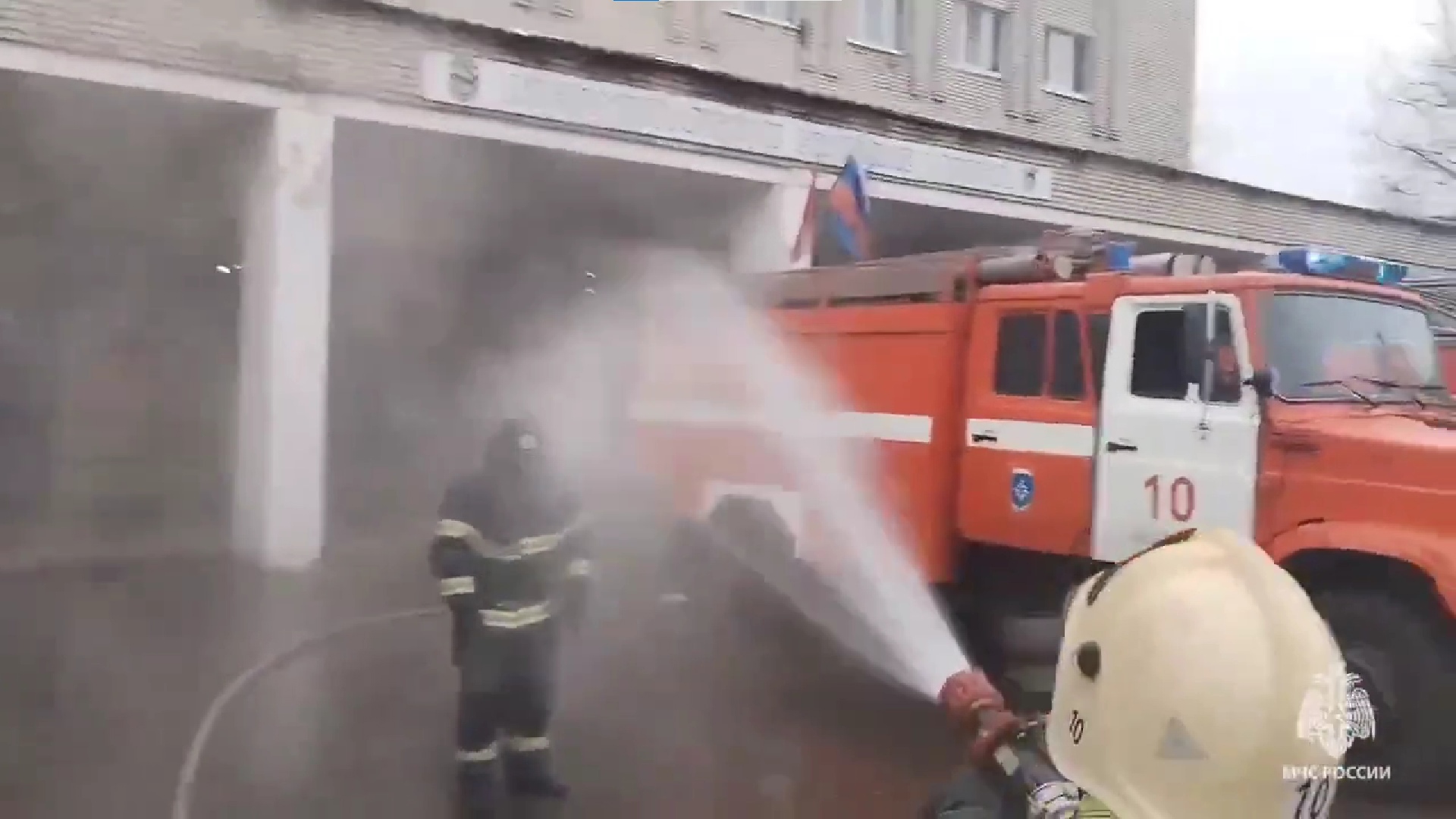 В Туле пожарного с 23-летним стажем окатили водой из шланга перед выходом  на пенсию - Новости Тулы и области - 1tulatv