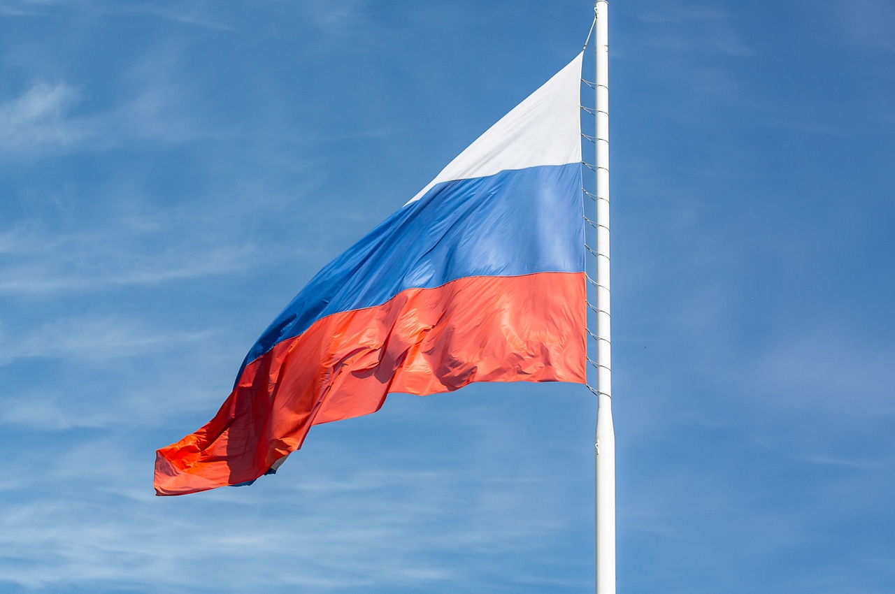 Ранее судимый новомосковец захотел вывесить над своим домом украденный флаг РФ