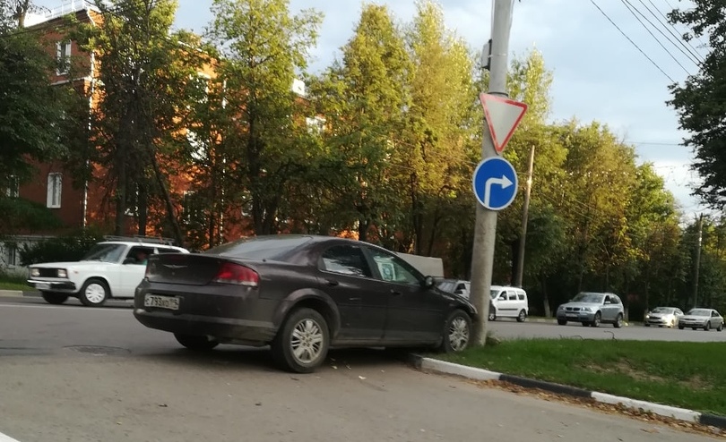 В Туле иномарка врезалась в столб