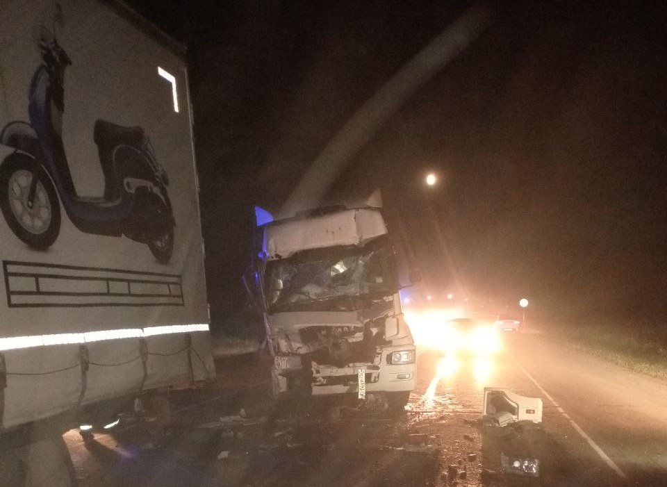 В Чернском районе столкнулись 3 грузовика и легковушка