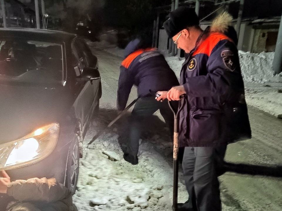 В Ефремове спасатели помогли многодетной маме вытащить застрявшую в снегу машину