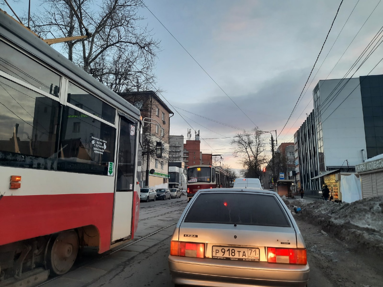 В центре Тулы из-за брошенной машины встали трамваи - Новости Тулы и  области - 1tulatv