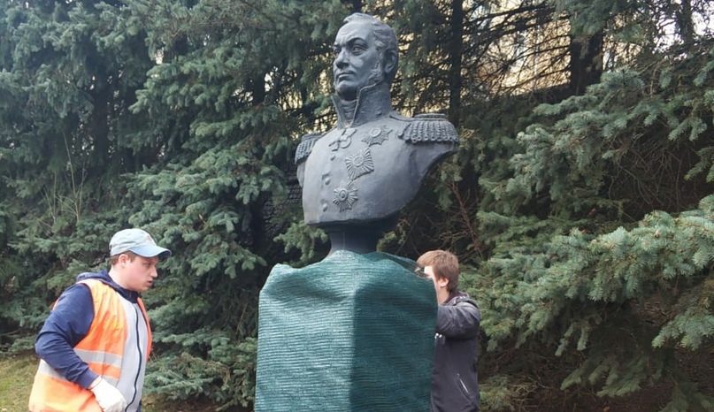 В Смоленске реконструируют памятник уроженцу Тульской губернии