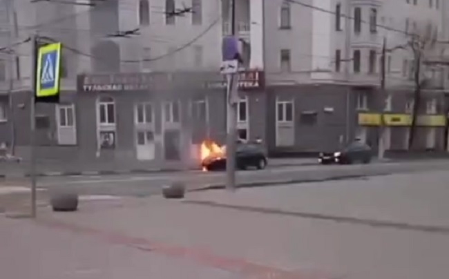 На улице Первомайской в Туле загорелся автомобиль