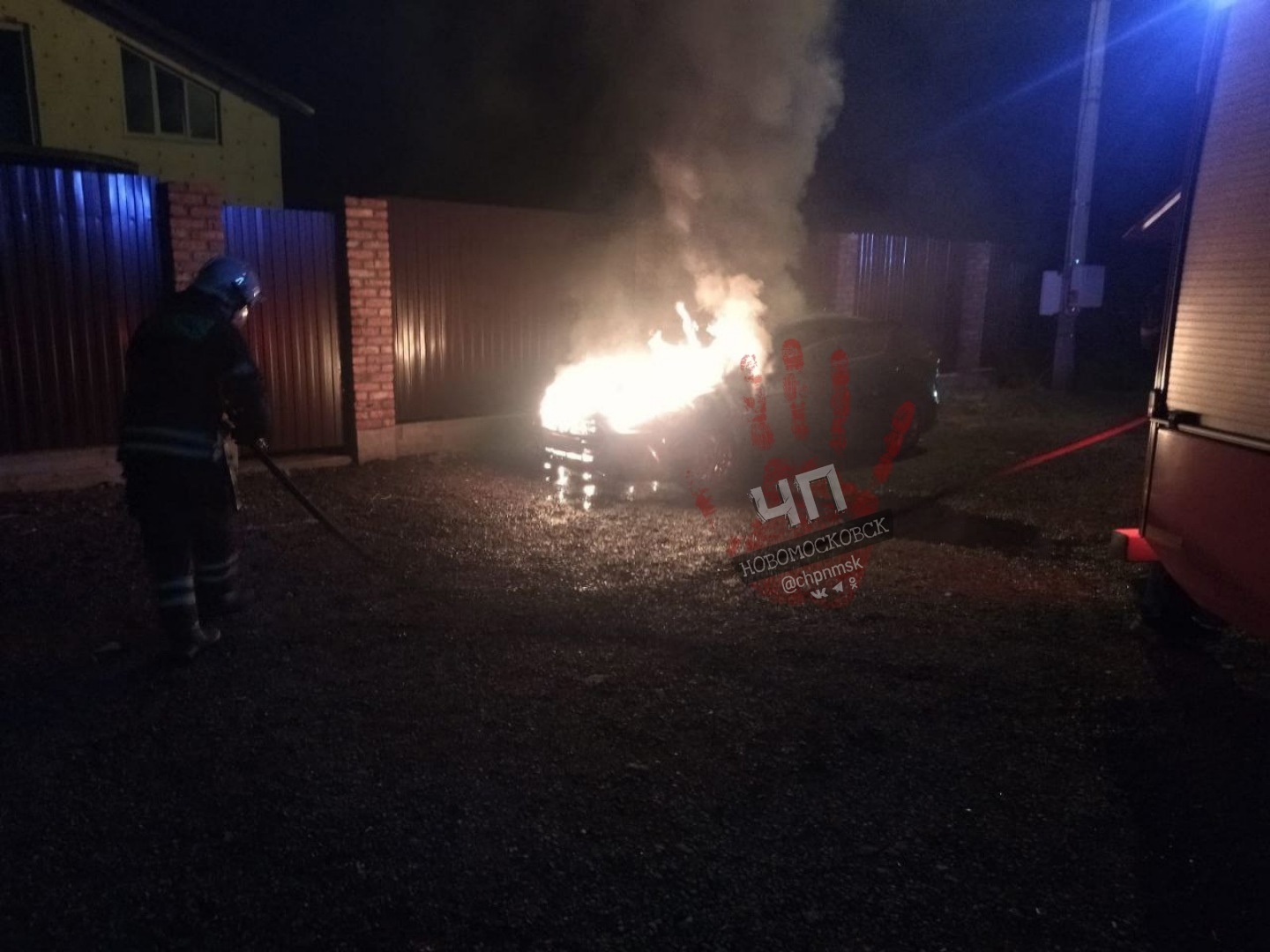 Ночью в Новомосковске сгорел автомобиль