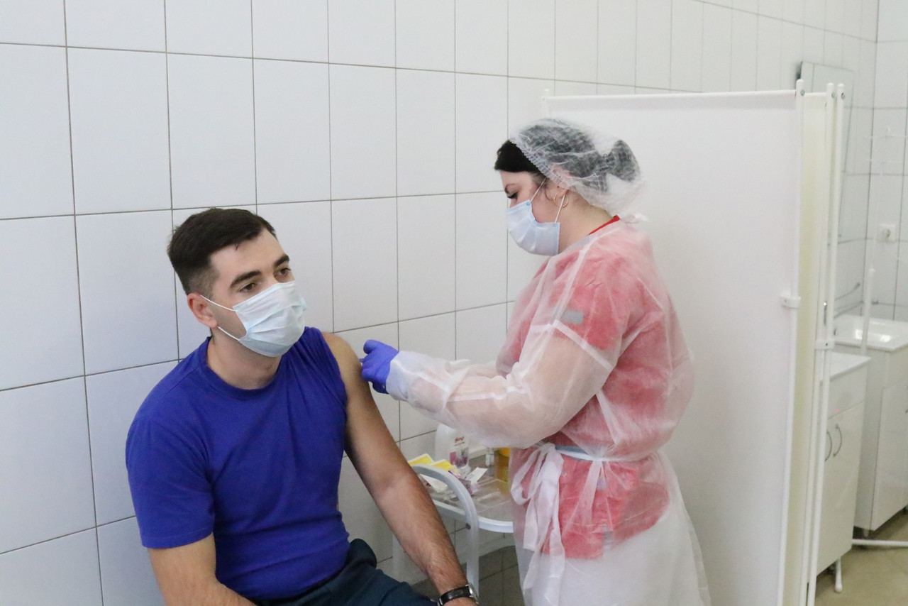 Тульские спасатели сделали прививку от коронавируса