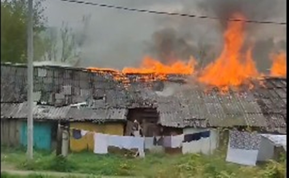 В Донском загорелись сараи