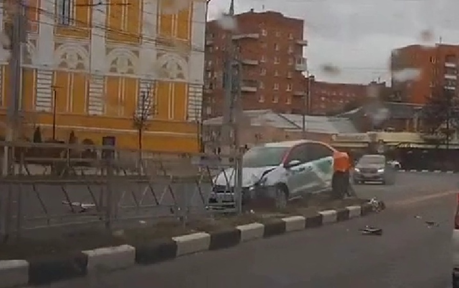 В Туле водитель каршеринга снес ограждение на улице Советской: видео
